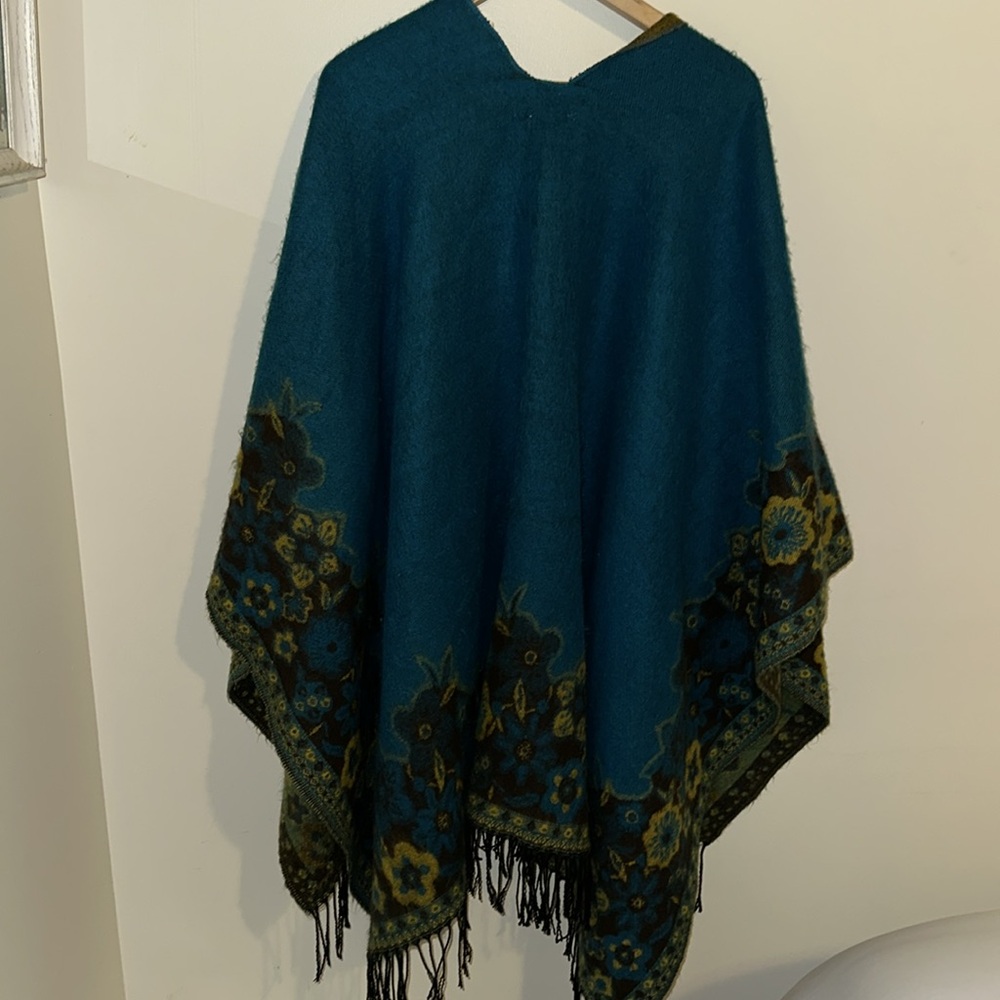 Cozy, Soft, Floral Reversible Poncho/Cape with Fringe Oversized One Size - Picture 4 of 8